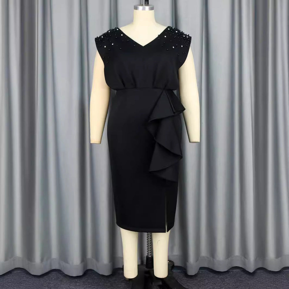 Festliches Damen Perlenkleid, schwarz, im Wickelstil mit elegantem V-Ausschnitt & auffälligem asymmetrischen Rüschensaum.