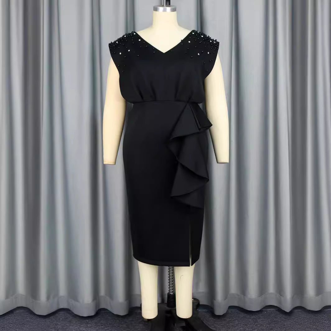 Festliches Damen Perlenkleid, schwarz, im Wickelstil mit elegantem V-Ausschnitt & auffälligem asymmetrischen Rüschensaum.