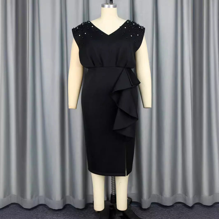 Festliches Damen Perlenkleid, schwarz, im Wickelstil mit elegantem V-Ausschnitt & auffälligem asymmetrischen Rüschensaum.