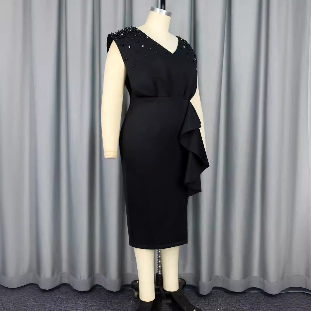 Schwarzes elegantes Wickelkleid für Damen, mit Perlen am V-Ausschnitt & einem stilvollen asymmetrischen Rüschensaum.