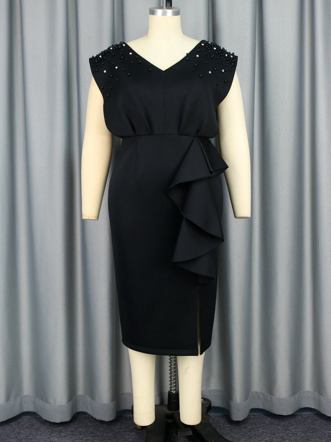 Elegantes schwarzes Damen-Abendkleid im Wickel-Stil, mit edlen Perlen & asymmetrischem Rüschensaum für festliche Anlässe.