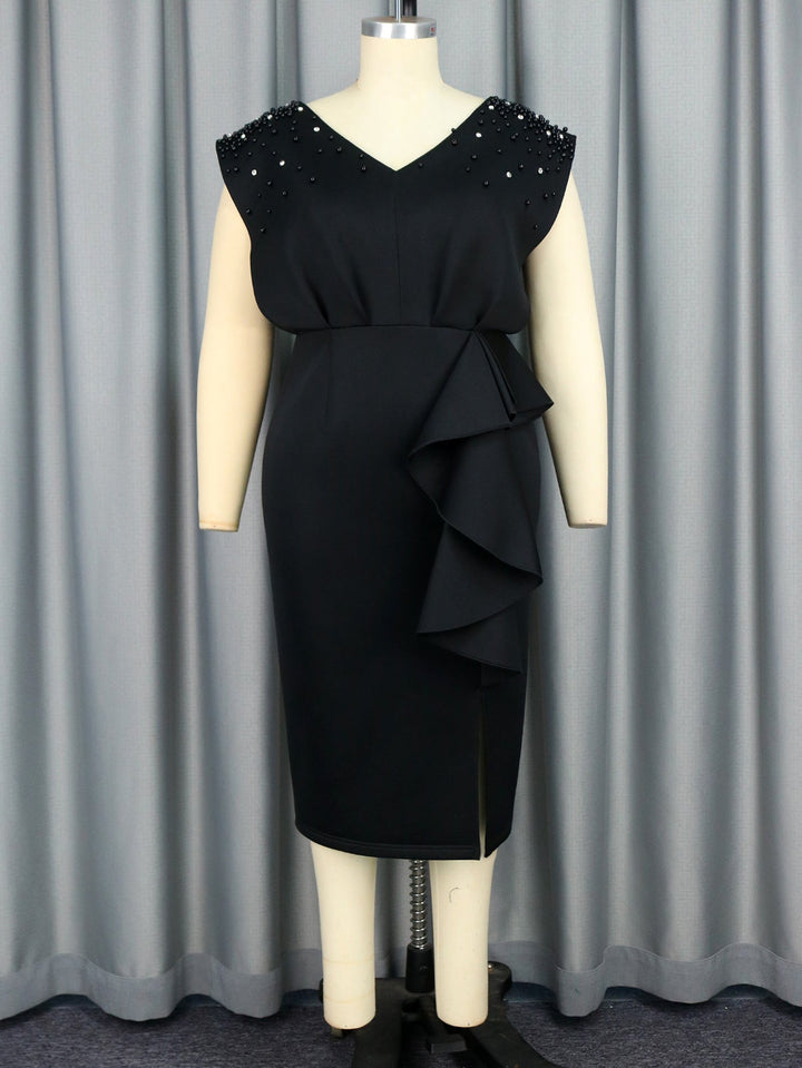 Elegantes schwarzes Damen-Abendkleid im Wickel-Stil, mit edlen Perlen & asymmetrischem Rüschensaum für festliche Anlässe.