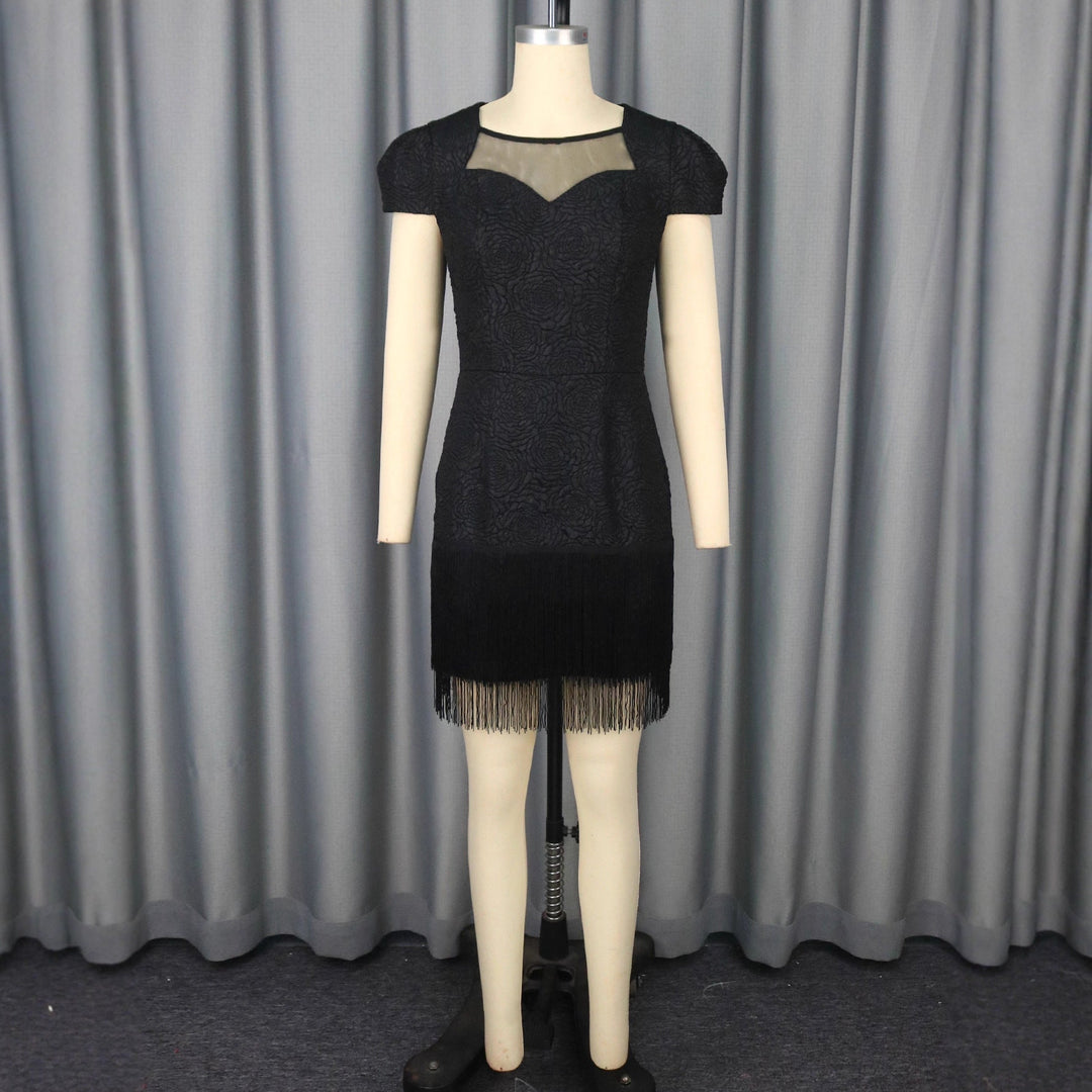 Schwarzes Partykleid für Damen mit floralem Blumenmuster und stilvollem Fransen-Saum, sehr elegant.