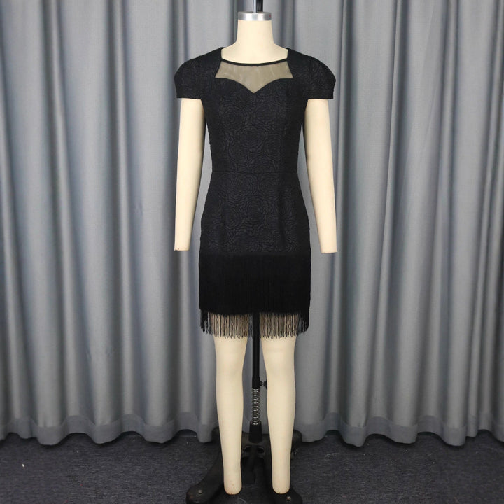 Schwarzes Partykleid für Damen mit floralem Blumenmuster und stilvollem Fransen-Saum, sehr elegant.