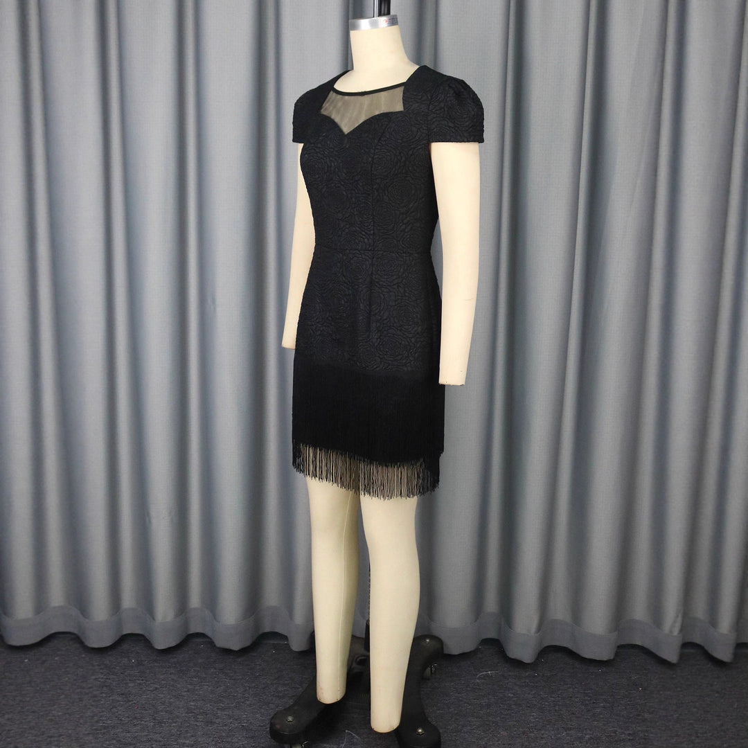Damen Festkleid schwarz, ideal für Abend und Party, mit eleganten Fransen und dezentem Blumenmuster.