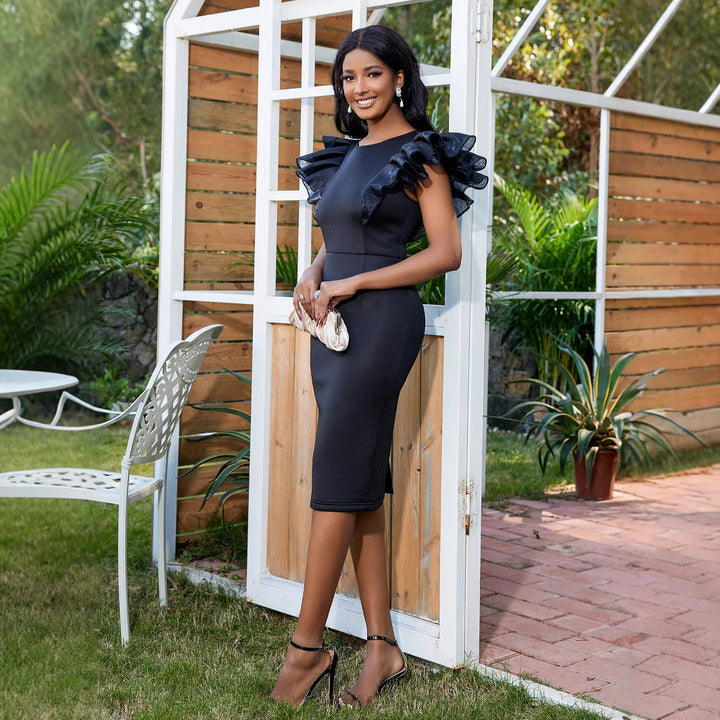 Schickes schwarzes Abendkleid mit Rüschen, figurbetont und perfekt für elegante Auftritte.