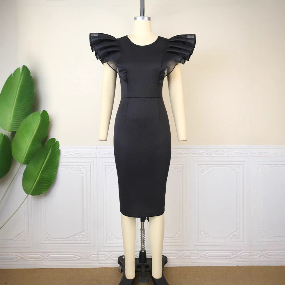 Damenmode: Figurbetontes Rüschenkleid in Schwarz, ein elegantes Cocktailkleid für festliche Events.