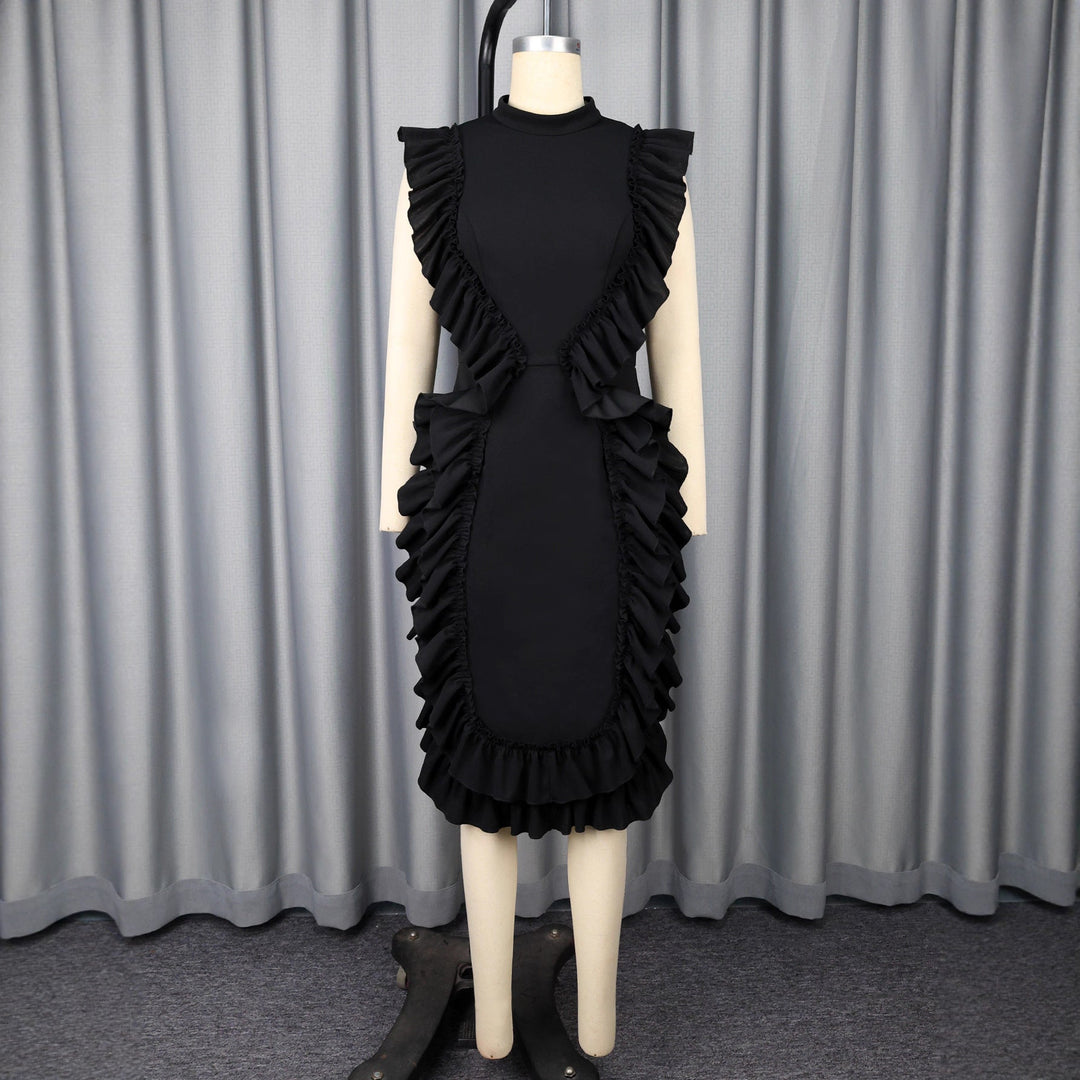 Schickes schwarzes Cocktailkleid für Damen, figurbetont mit eleganten Rüschendetails an der Taille und am Rock.
