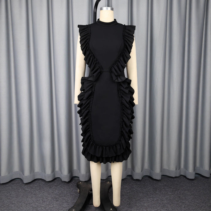 Schickes schwarzes Cocktailkleid für Damen, figurbetont mit eleganten Rüschendetails an der Taille und am Rock.