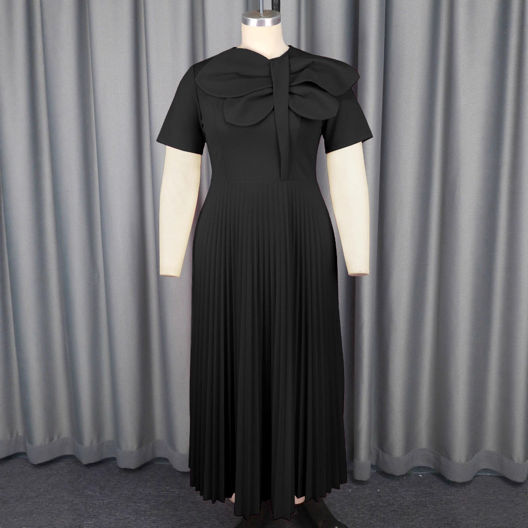 Schickes schwarzes Damenkleid in Midilänge, festlich und elegant, mit markanter Schleife und fließendem Rock.