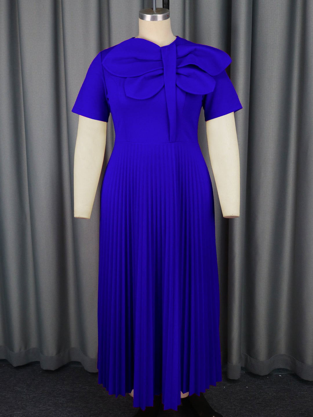 Festliches Damen Midikleid, schwarz, mit dramatischer Schleife am Ausschnitt, für einen glamourösen Auftritt.