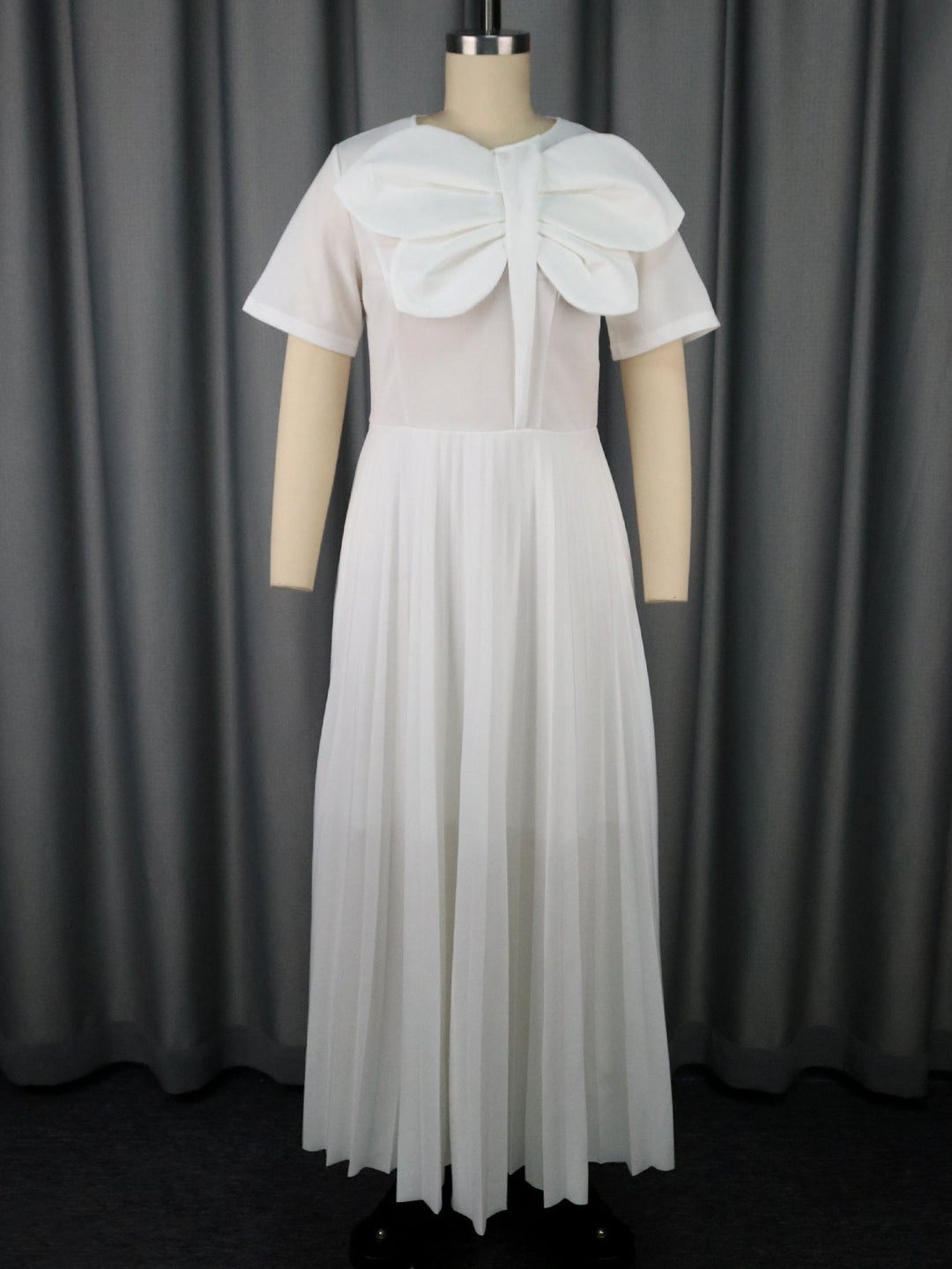 Klassisches Cocktailkleid für Damen, plissiert, mit auffälligem Schleifendetail für einen schicken Look.