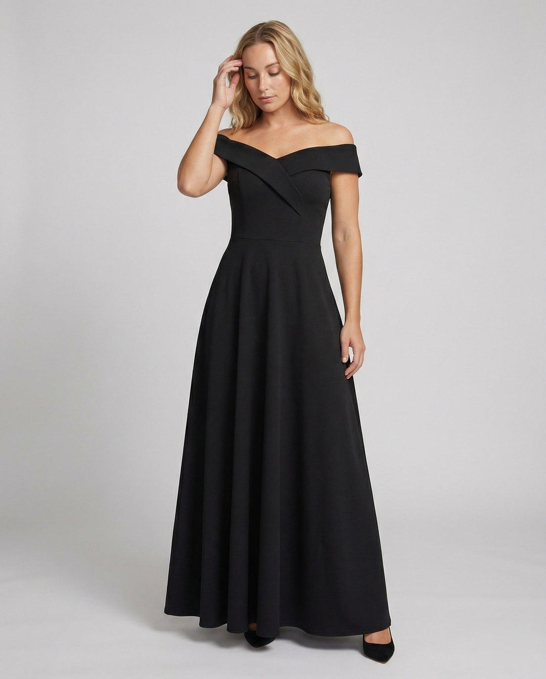 Elegantes schwarzes Off-Shoulder Abendkleid für Damen, langer Catwalk-Stil, perfekt für Gala & Hochzeit.