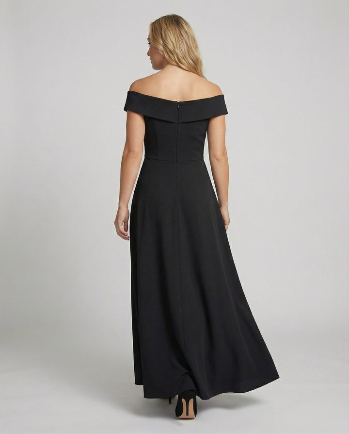 Rotes, elegantes Off-Shoulder Maxikleid für Damen, langer Schnitt, ideal als Abendmode für besondere Anlässe.