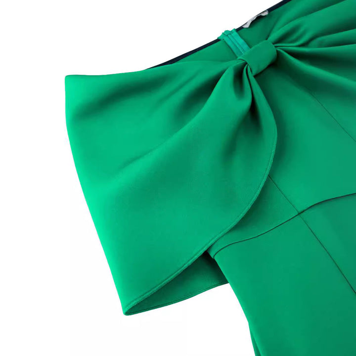 Festliches schwarzes Damenkleid, schulterfrei, mit Schleifendetail. Ideal für elegante Sommerpartys.