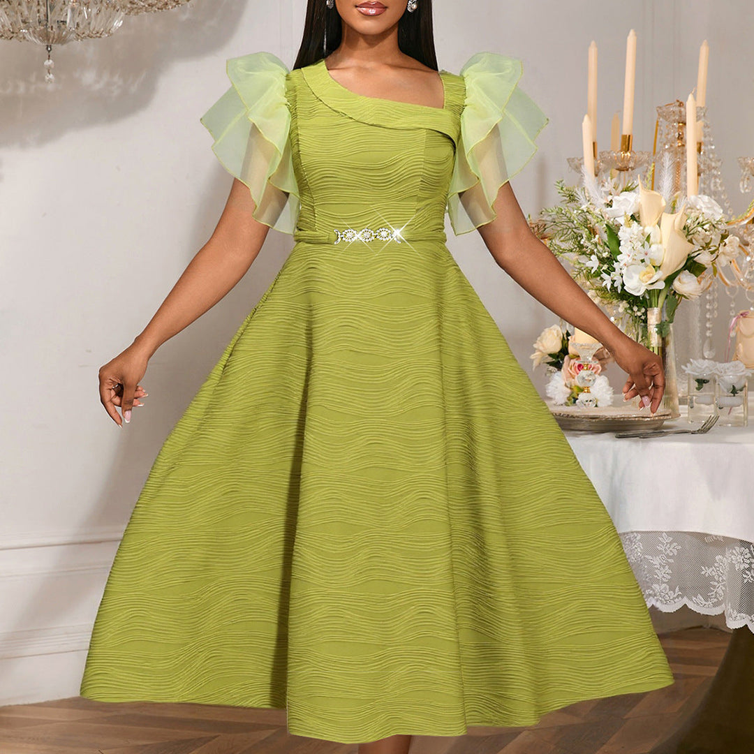 Elegantes senfgelbes Damen Abendkleid mit glamourösen Rüschen, perfekt für festliche Anlässe & Abendmode.