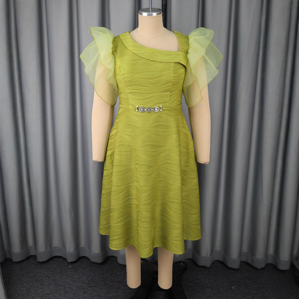 Stilvolles Rüschenkleid für Damen in Senfgelb. Ein schmeichelhaftes Abendkleid für Partys & besondere Anlässe.