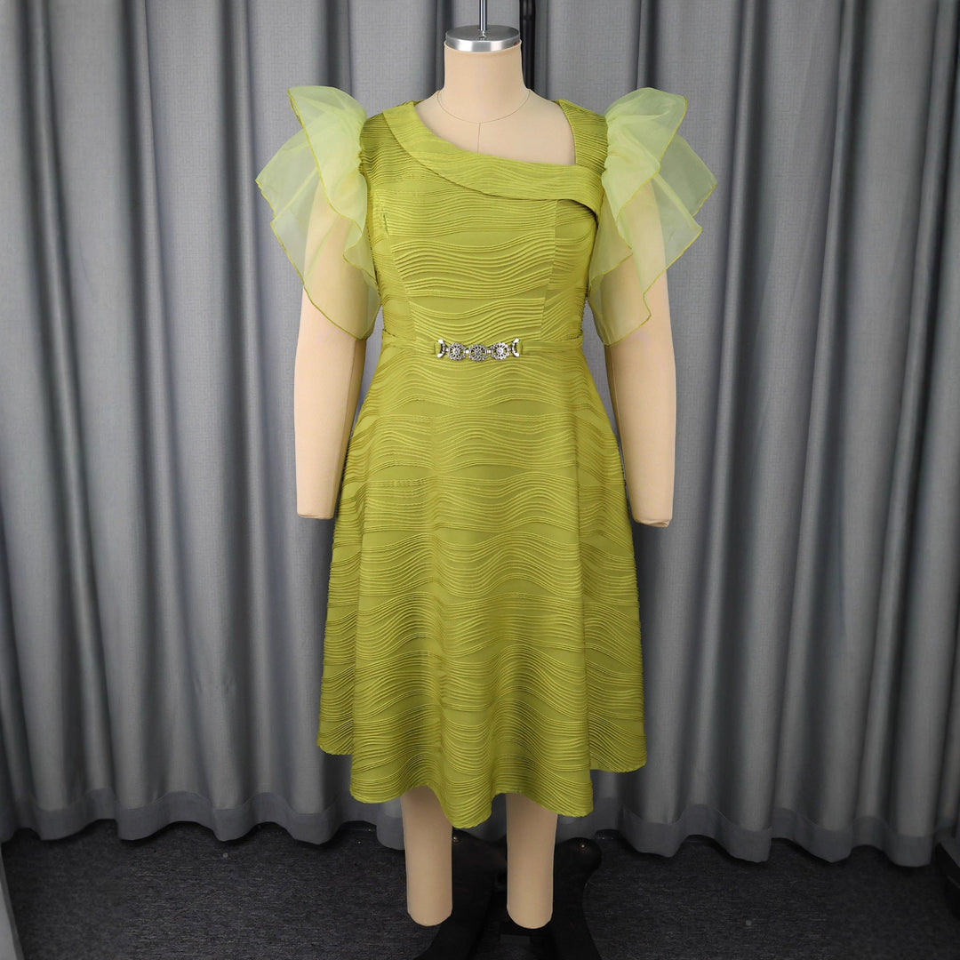 Stilvolles Rüschenkleid für Damen in Senfgelb. Ein schmeichelhaftes Abendkleid für Partys & besondere Anlässe.