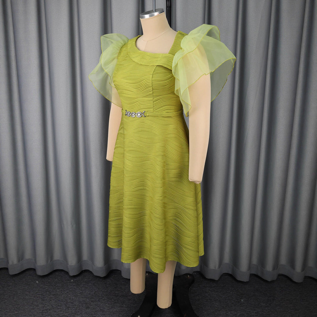 Festliches Cocktailkleid in Senfgelb. Elegantes Damen Abendkleid mit schmeichelhaften Rüschen für besondere Abende.