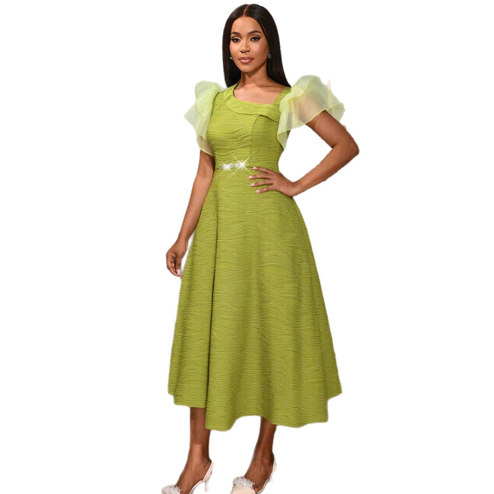 Glamouröses Damen Abendkleid in Senfgelb, schmeichelhaft geschnitten mit stilvollen Rüschen für elegante Abendmode.