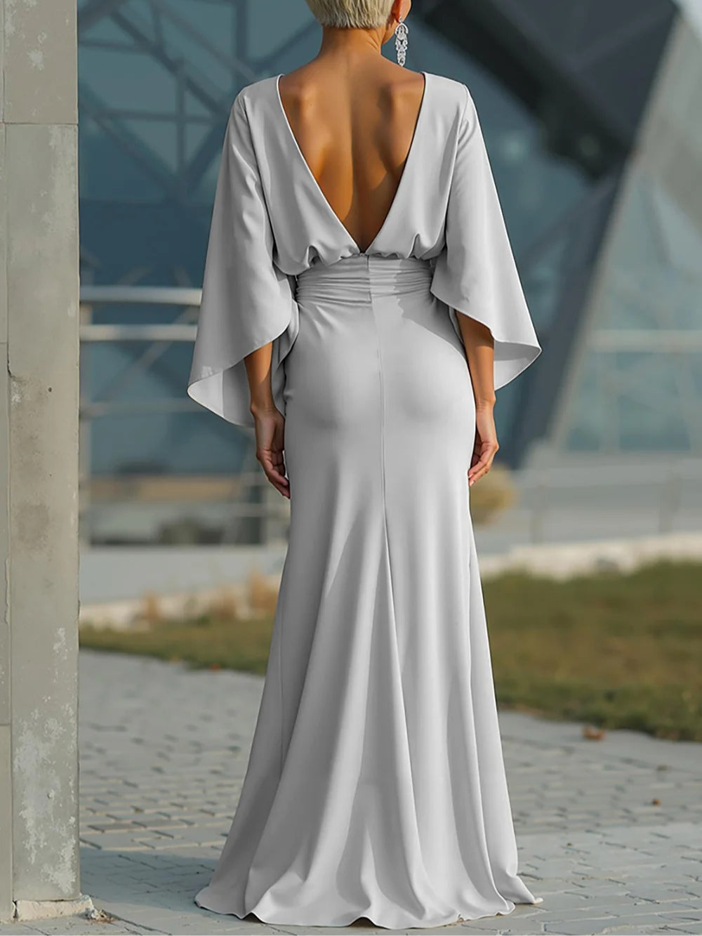 Stilvolles silbernes Damen Maxikleid mit V-Ausschnitt, rückenfrei – perfekt als Sommer-, Abend- oder Partykleid.