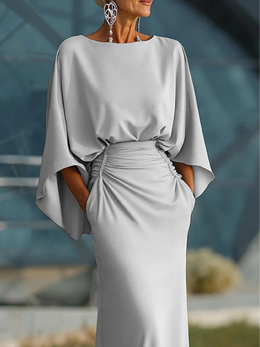 Damen Maxikleid in Silber, elegant und rückenfrei, mit tiefem V-Ausschnitt. Vielseitig für Freizeit und festliche Anlässe.