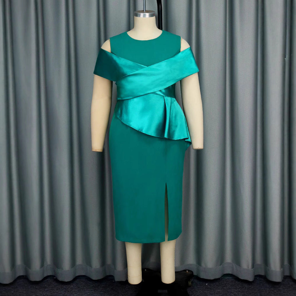 Figurschmeichelndes türkises Wickelkleid für festliche Anlässe, mit elegantem V-Ausschnitt & asymmetrischem Saum.