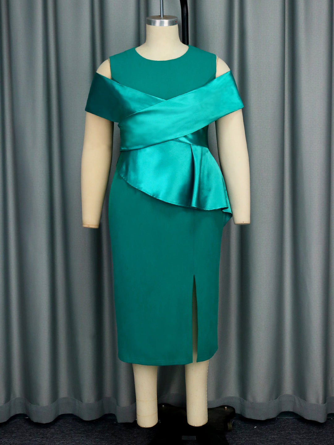 Figurschmeichelndes türkises Wickelkleid für Damen, modernes Design mit asymmetrischem Saum und Wickeldetail.