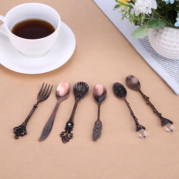 Detailaufnahme eines Vintage Dessertlöffels mit filigraner Verzierung, ideal für Pudding und Eis.