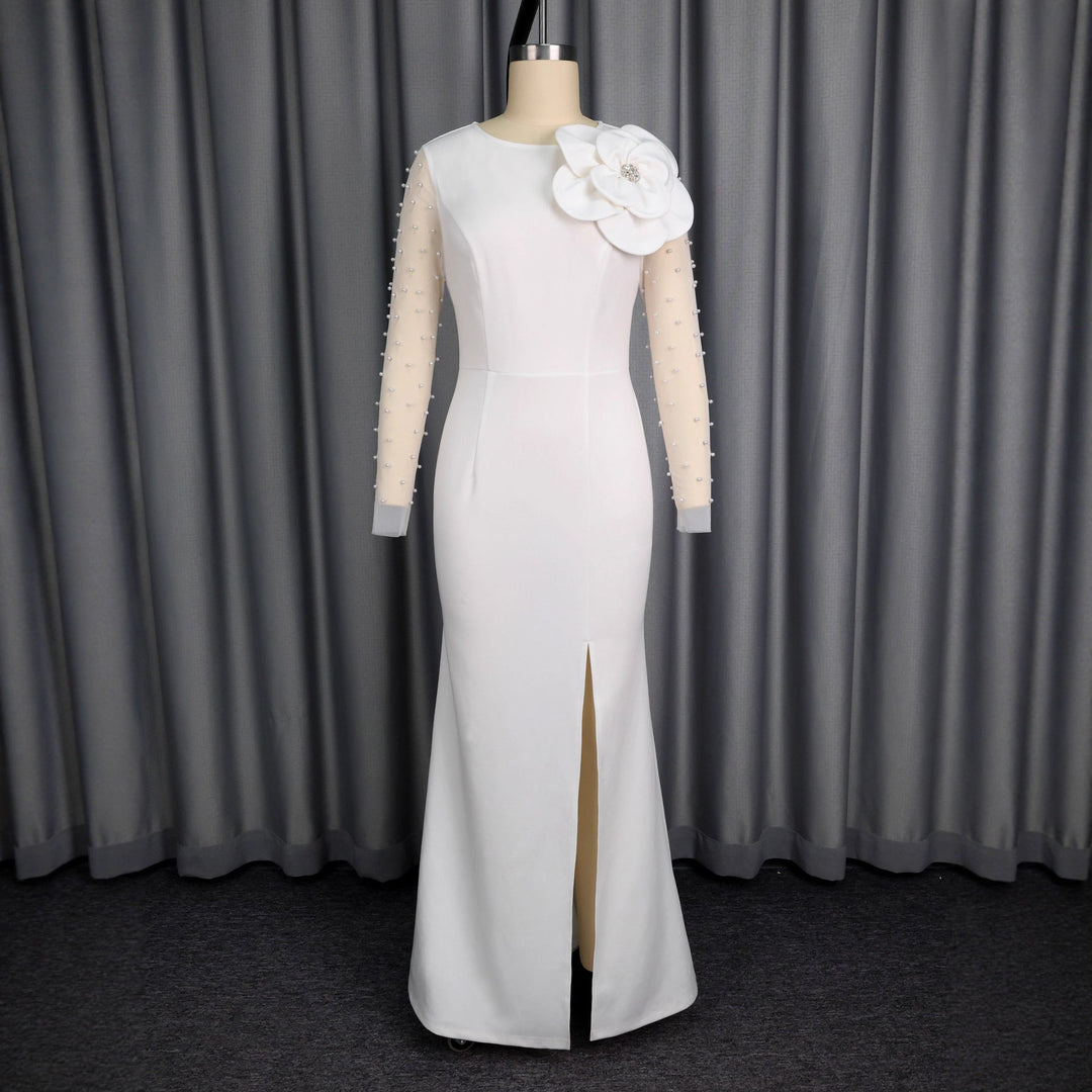 Stilvolles weißes Abendkleid für Damen mit eleganter Silhouette und auffälligen transparenten Puffärmeln.