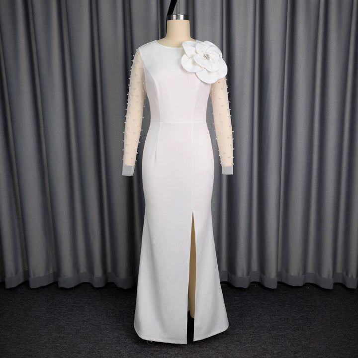 Stilvolles weißes Abendkleid für Damen mit eleganter Silhouette und auffälligen transparenten Puffärmeln.