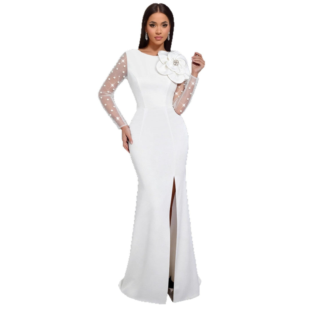 Exklusives Eventkleid in Weiß für Damen. Mit eleganten Puffärmeln & hohem Schlitz für glamouröse Abende.