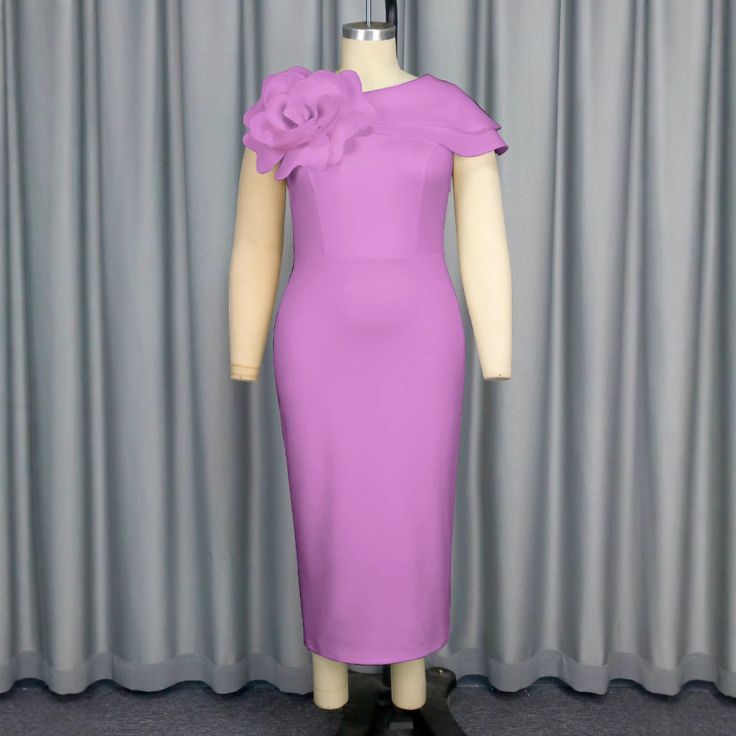 Schickes weißes Abendkleid für Damen, mit elegantem Blumenmuster, vielseitig für besondere Anlässe geeignet.