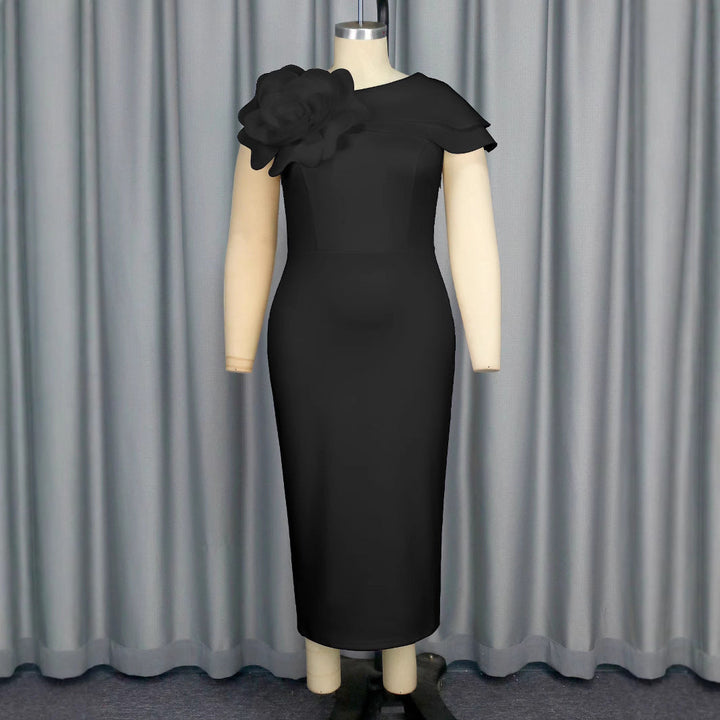 Weißes Damenkleid im Etui-Stil, verziert mit zartem floralem Akzent, perfekt für festliche Anlässe und Partys.