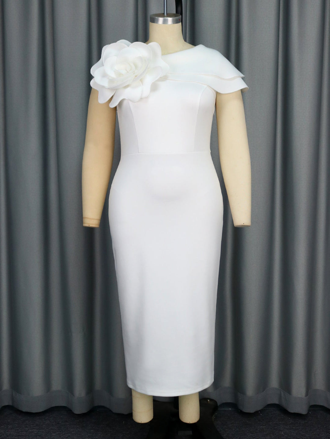 Klassisches weißes Etuikleid für Damen, mit dezentem floralem Design, eine elegante Wahl für Abendveranstaltungen.
