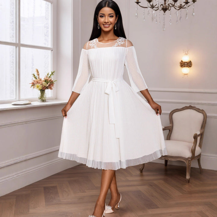 Elegantes weißes Damen Faltenkleid mit Spitzenakzenten für festliche Anlässe & Hochzeitsgäste.