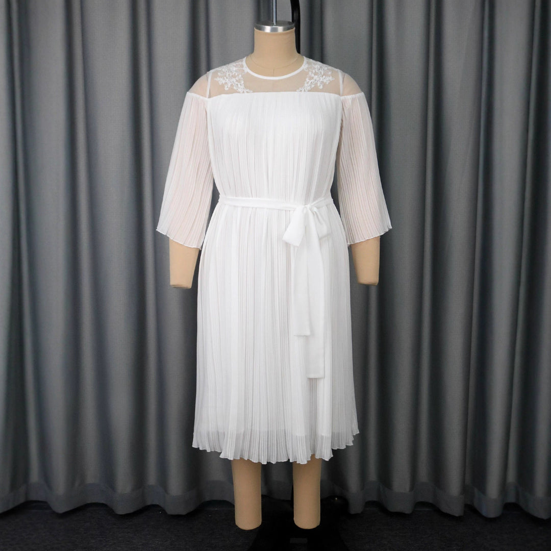 Weißes Damen Spitzenkleid, elegant gefaltet, perfekt als Cocktail- oder Partykleid für besondere Anlässe.