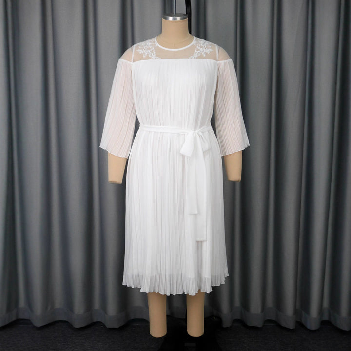 Weißes Damen Spitzenkleid, elegant gefaltet, perfekt als Cocktail- oder Partykleid für besondere Anlässe.