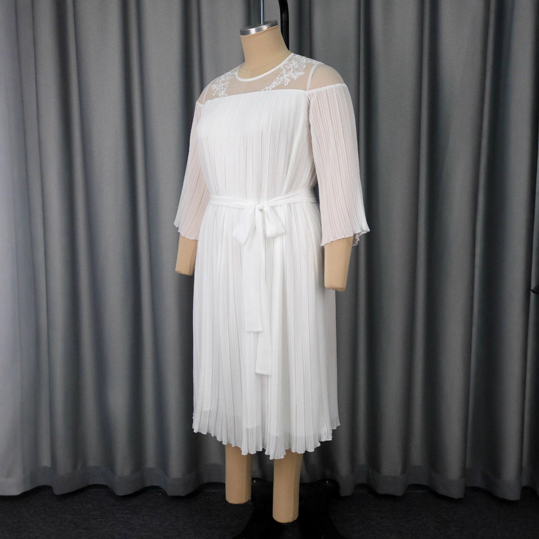 Festliches weißes Abendkleid für Damen, elegant mit zarten Falten und Spitze, ideal für besondere Abende.