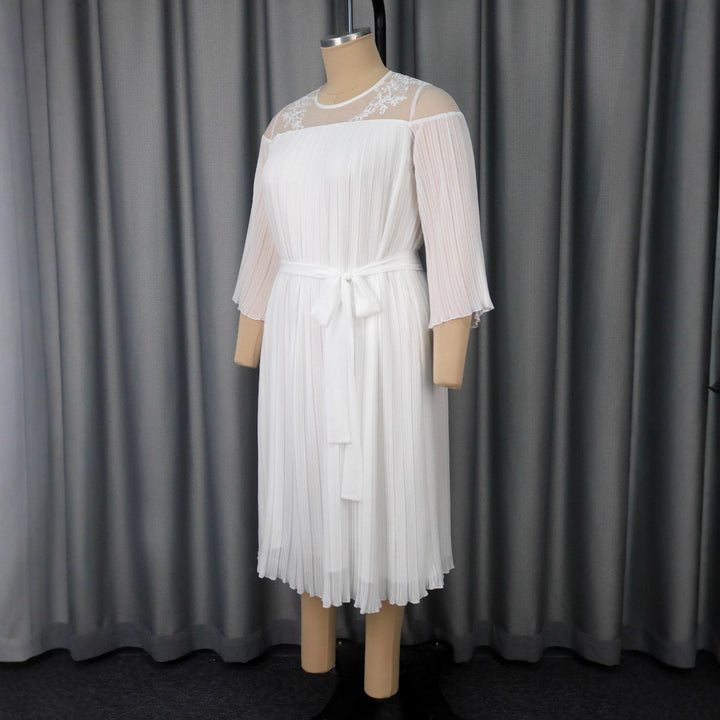 Festliches weißes Abendkleid für Damen, elegant mit zarten Falten und Spitze, ideal für besondere Abende.