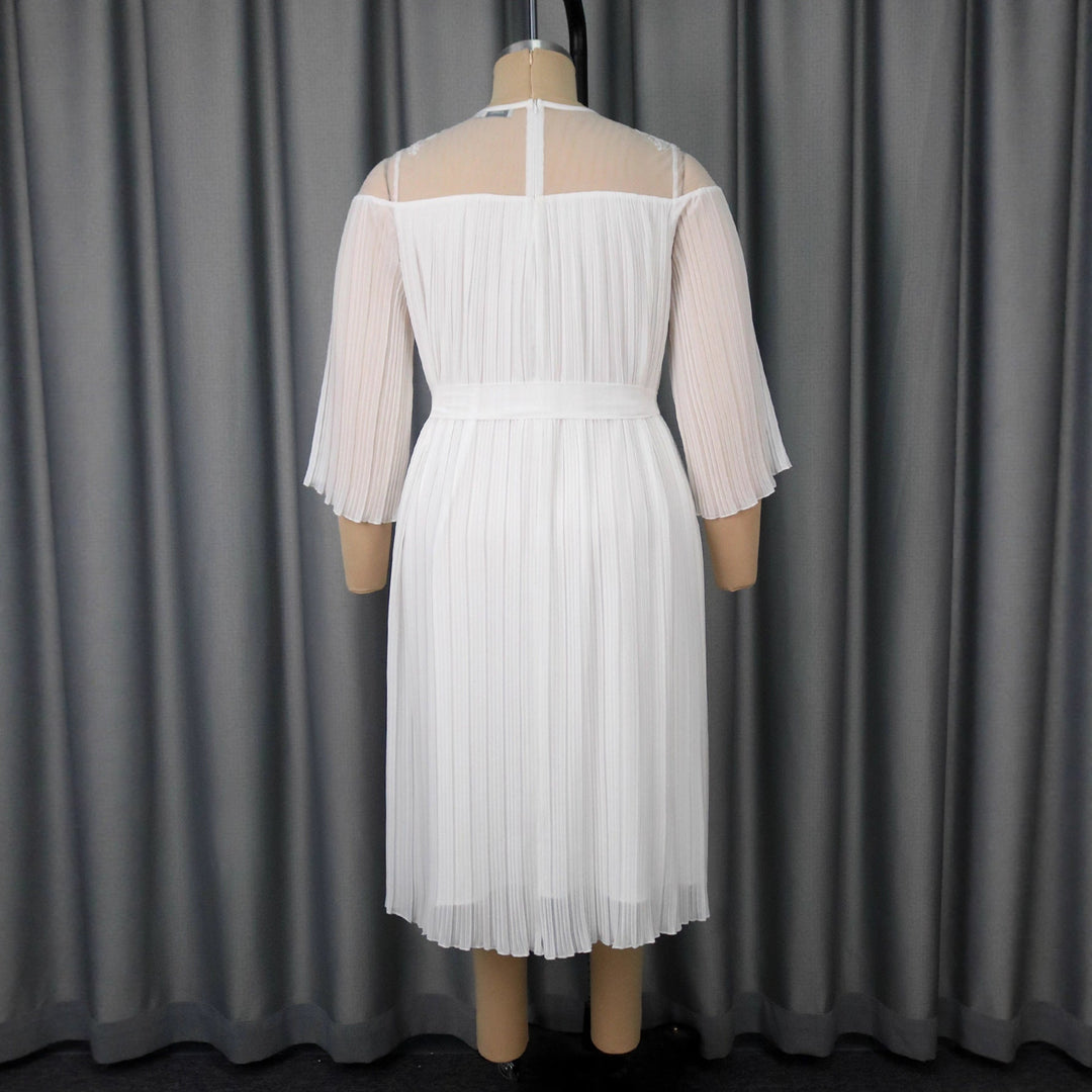 Luftiges, elegantes weißes Sommerkleid mit feinen Falten und Spitzenbesatz für festliche Damen.