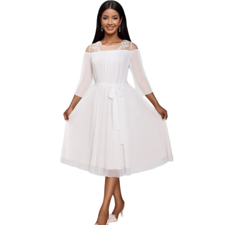 Raffiniertes Damen Faltenkleid in Weiß mit Spitzenapplikationen, ideal für elegante Auftritte.