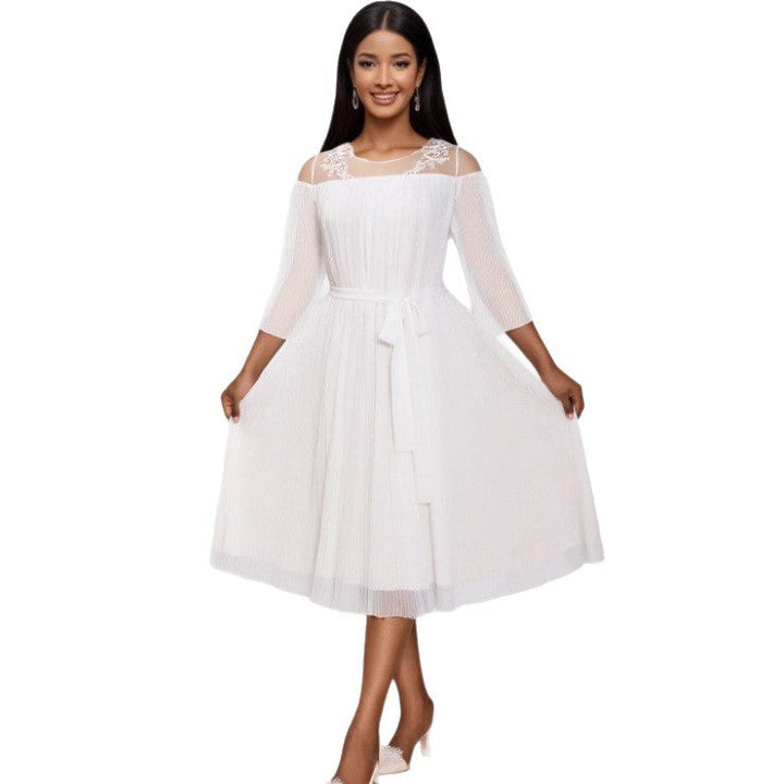 Raffiniertes Damen Faltenkleid in Weiß mit Spitzenapplikationen, ideal für elegante Auftritte.