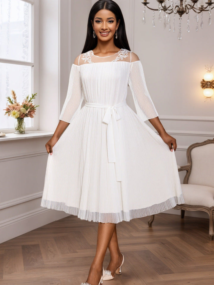 Elegantes weißes A-Linien Faltenkleid mit Spitzen-Details für Damen, vielseitig für festliche Events.