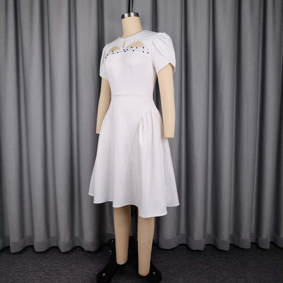 Schickes weißes Abendkleid mit auffälligen Puffärmeln und modernen Cut-Outs, ideal für unvergessliche Anlässe.