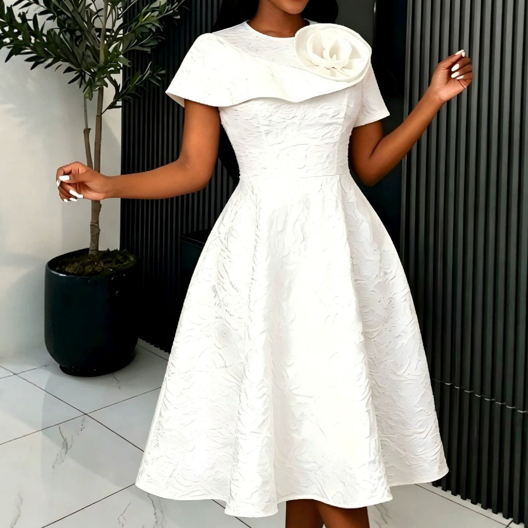 Elegantes weißes Damen Festkleid mit zartem Blumendekor, ideal für besondere Anlässe und Abendpartys.
