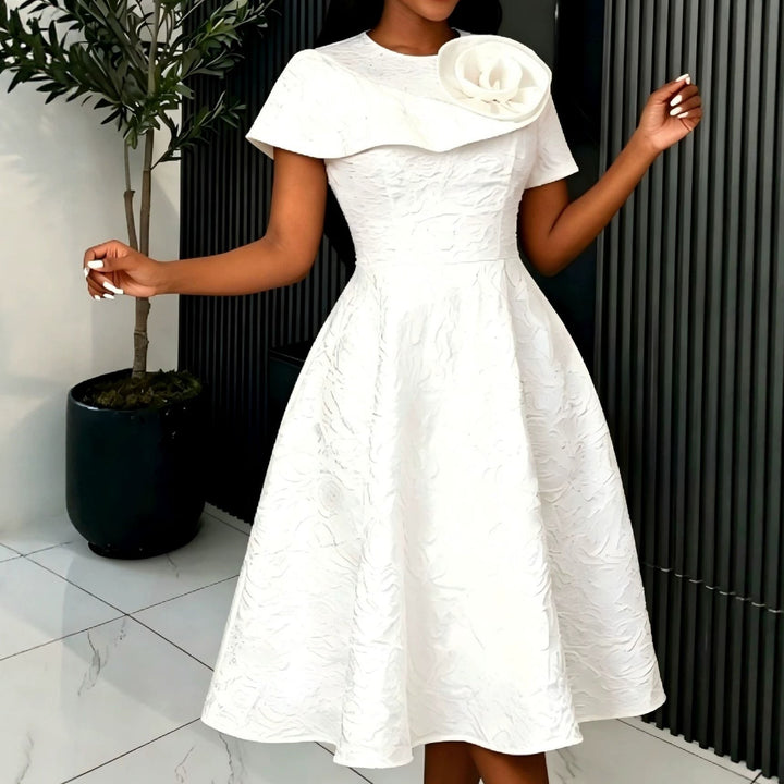 Elegantes weißes Damen Festkleid mit zartem Blumendekor, ideal für besondere Anlässe und Abendpartys.