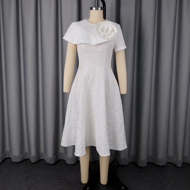 Figurschmeichelndes weißes Partykleid für Damen, mit wunderschönem Blumenmuster, perfekt für Feste.