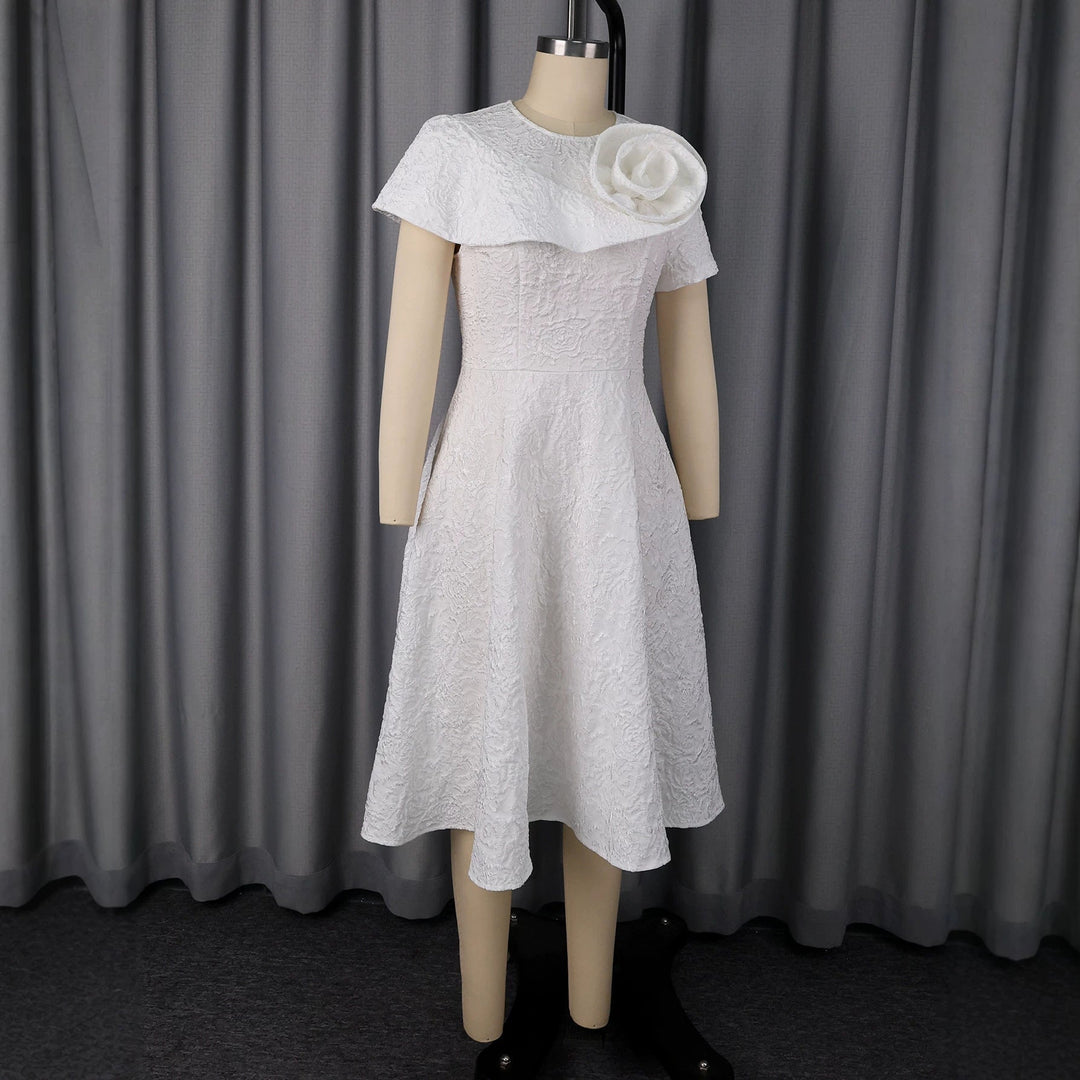 Einzigartiges festliches Abendkleid für Frauen, weiß, mit filigranem Blumendekor für einen stilvollen Auftritt.