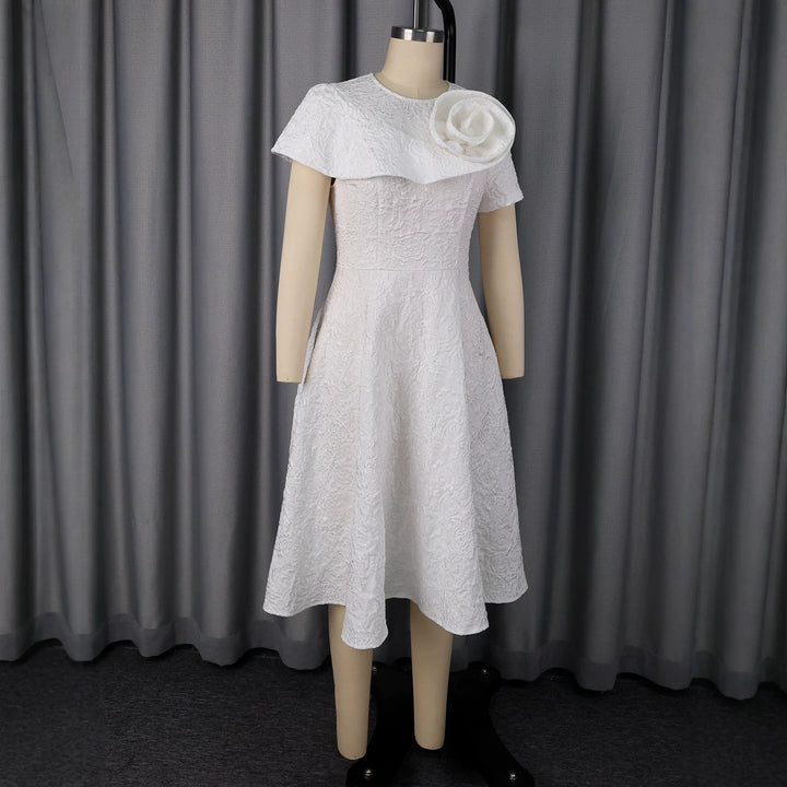 Einzigartiges festliches Abendkleid für Frauen, weiß, mit filigranem Blumendekor für einen stilvollen Auftritt.